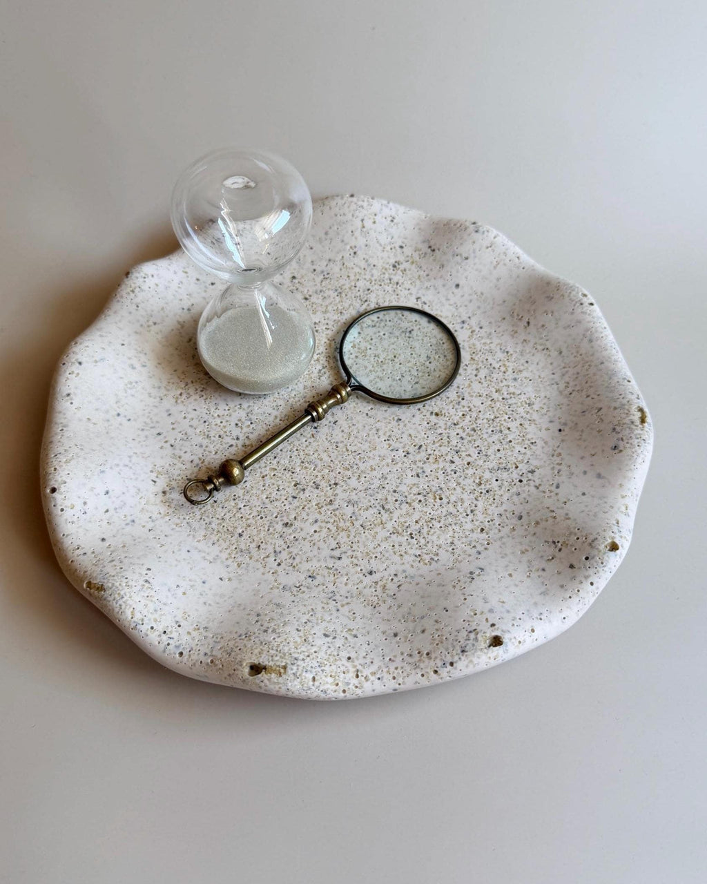 Bandeja Decorativa Redonda Ondulada de Jesmonite | Bandeja para Joyas | Vaciabolsillos | Decoración Minimalista