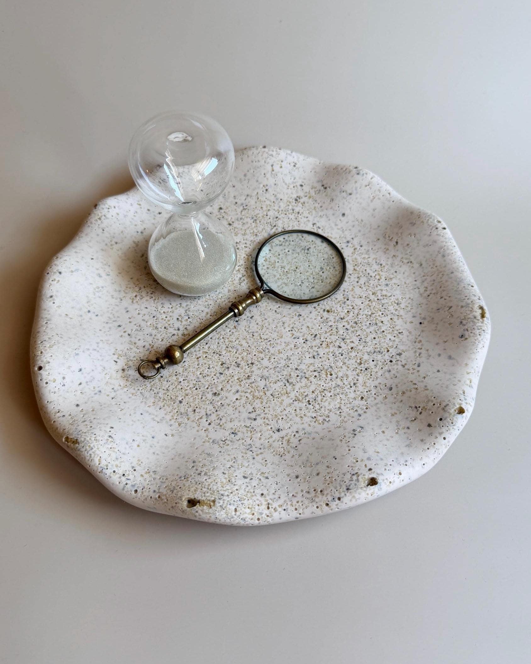 Bandeja Decorativa Redonda Ondulada de Jesmonite | Bandeja para Joyas | Vaciabolsillos | Decoración Minimalista