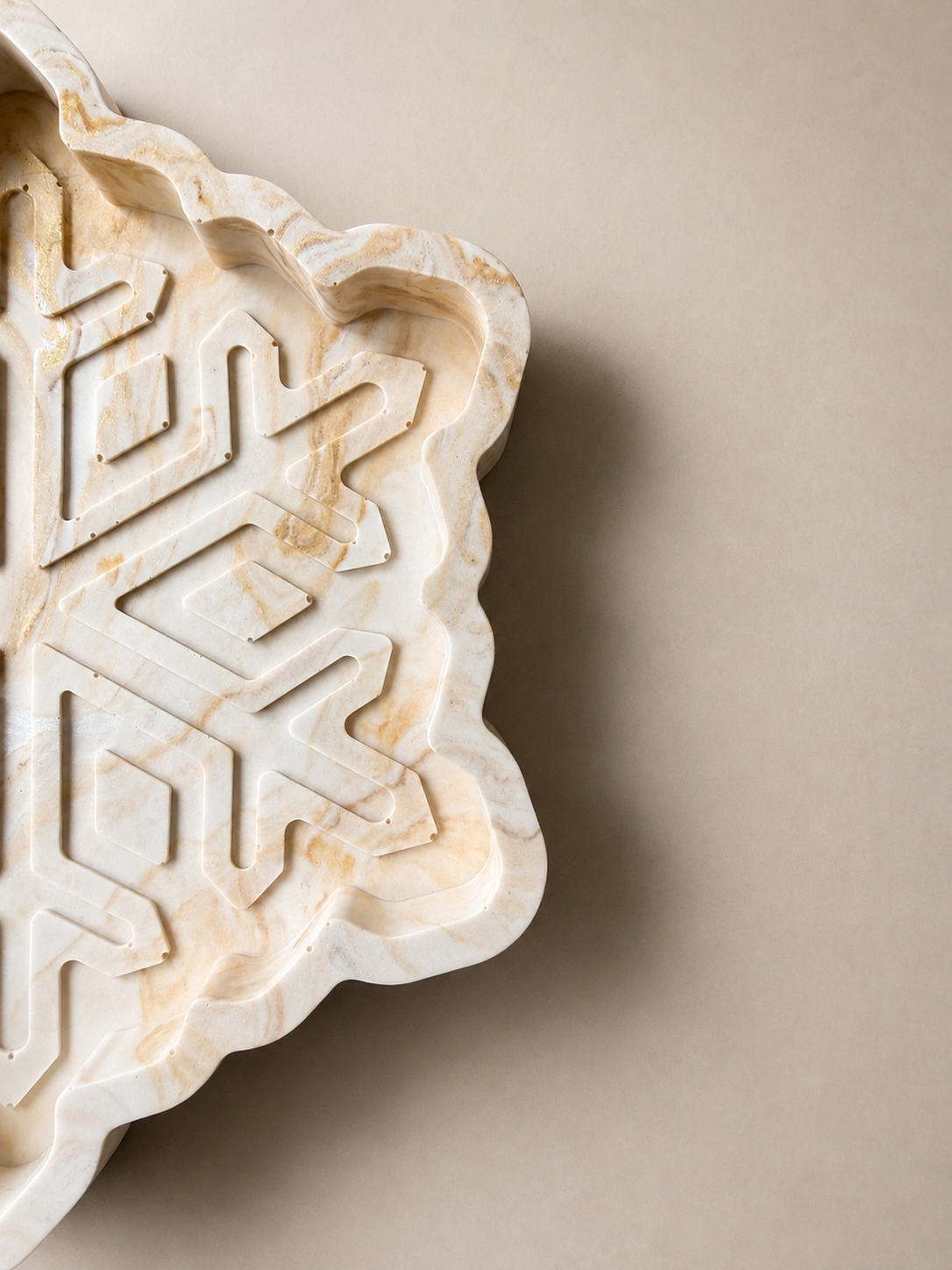 NIVAL | Handgefertigtes Jesmonite-Tablett in Schneeflockenform