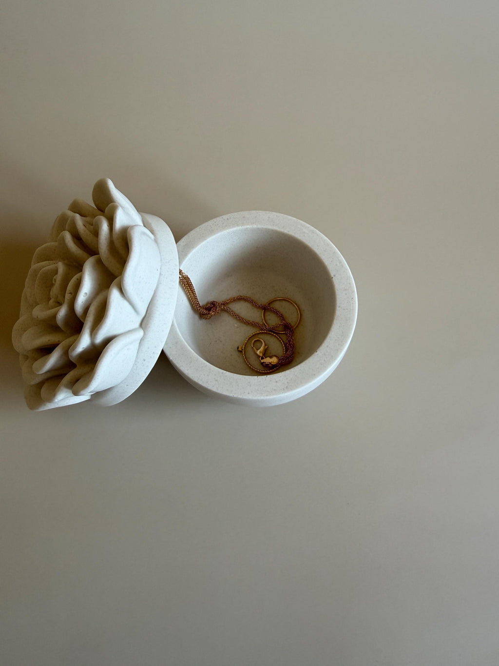 Caja Decorativa con Tapa en Forma de Flor | Joyero | Caja para Anillos | Decoración Minimalista