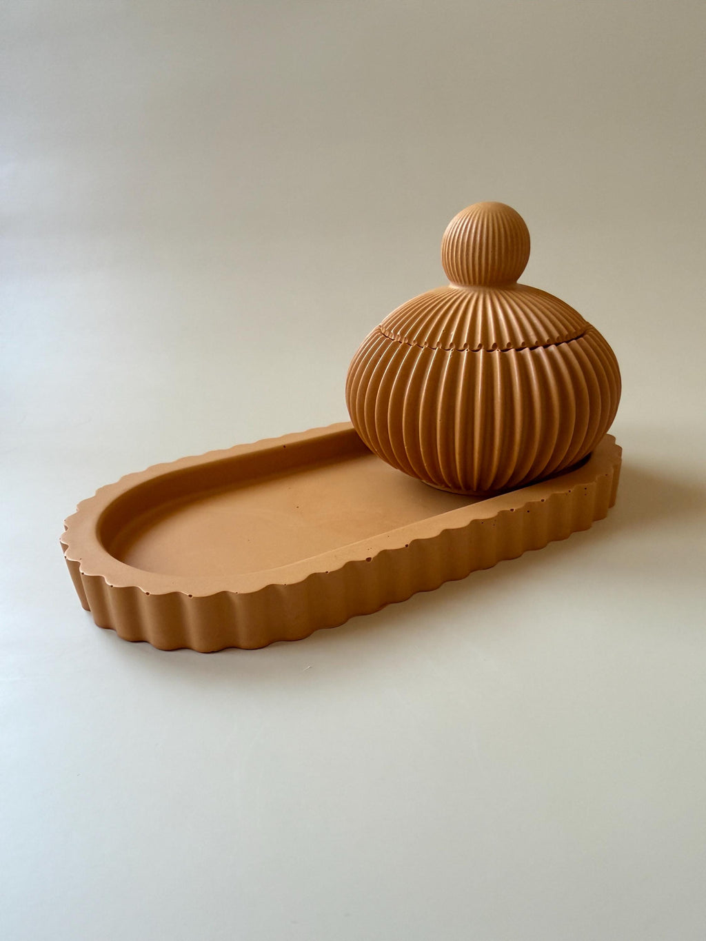 Set Ritual Cedar de Jesmonite | Bandeja, Porta Incienso y Bombonera Acanalada | Decoración Minimalista