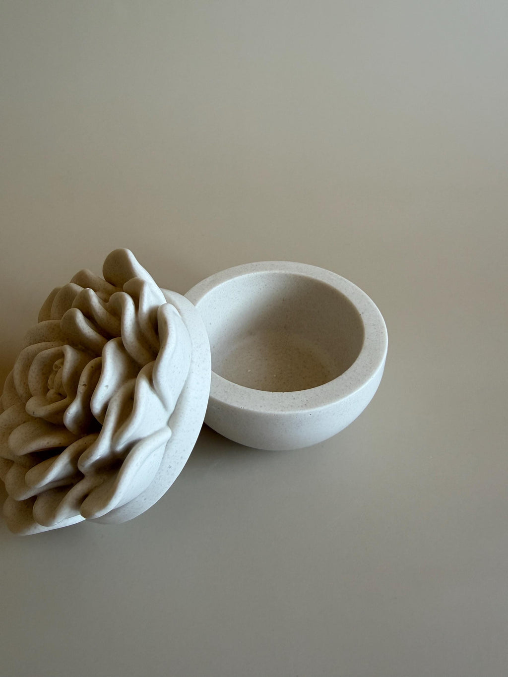 Caja Decorativa con Tapa en Forma de Flor | Joyero | Caja para Anillos | Decoración Minimalista
