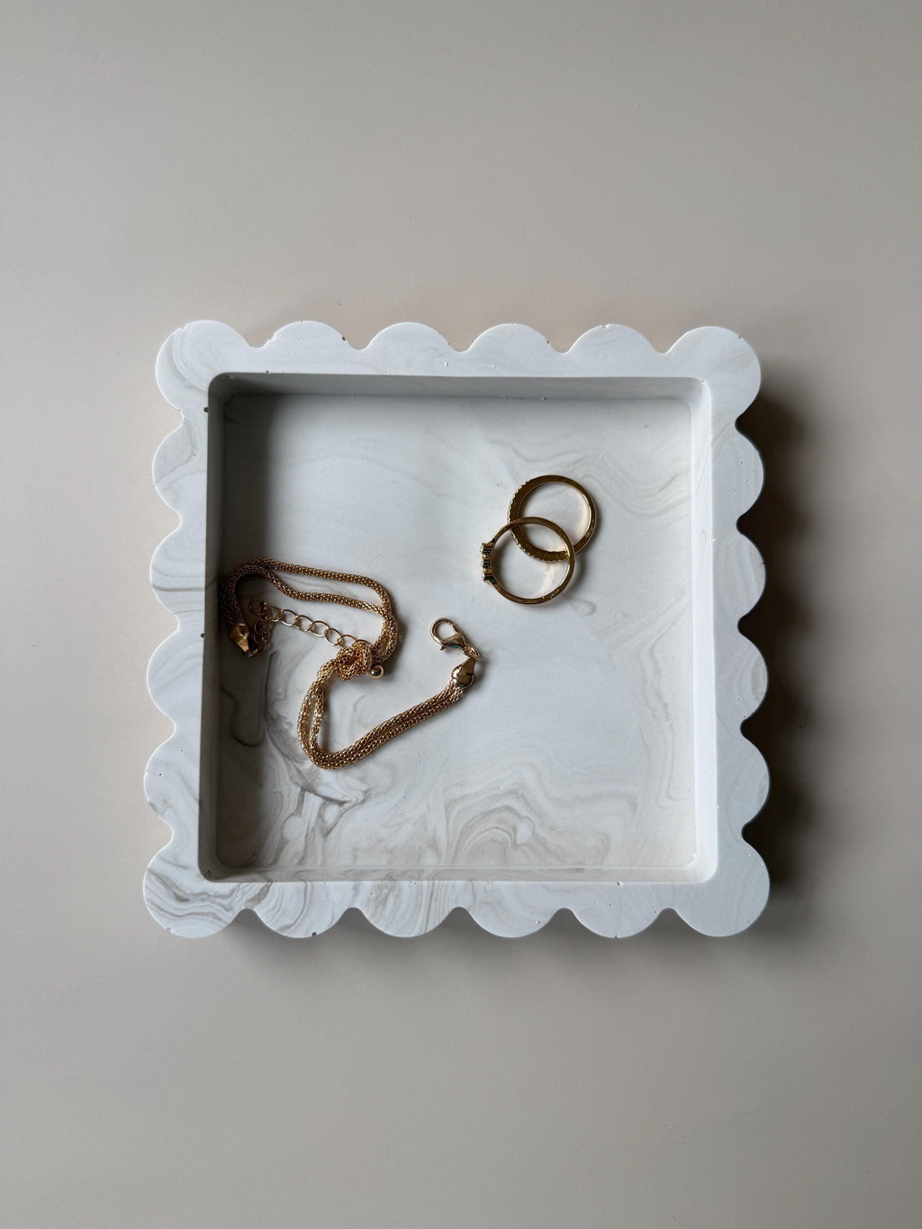 Bandeja Cuadrada con Borde Ondulado | Bandeja para Joyas | Vaciabolsillos | Decoración Minimalista