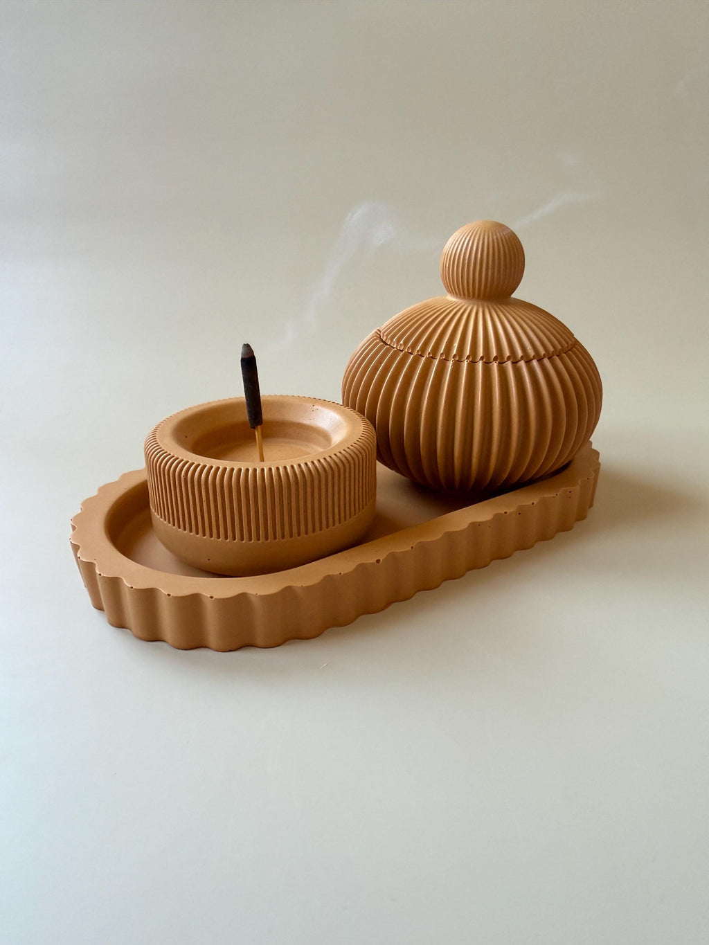 Set Ritual Cedar de Jesmonite | Bandeja, Porta Incienso y Bombonera Acanalada | Decoración Minimalista