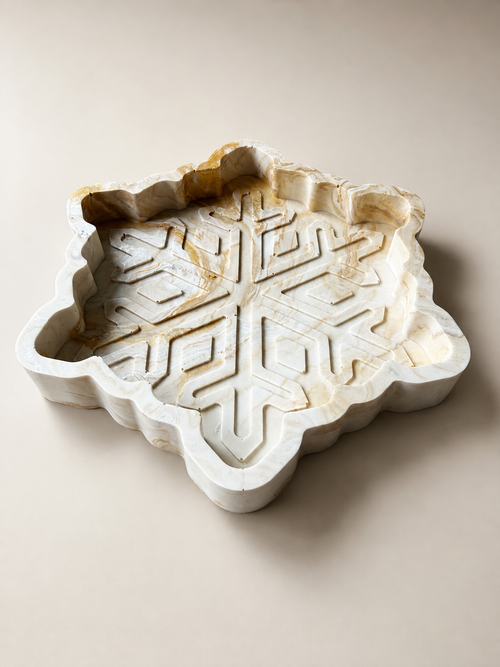 NIVAL | Handgefertigtes Jesmonite-Tablett in Schneeflockenform