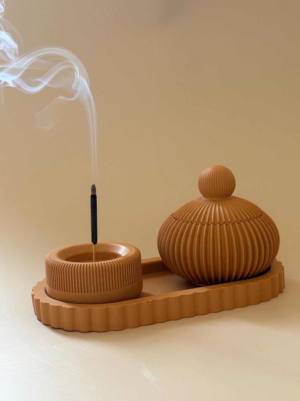 Set Ritual Cedar de Jesmonite | Bandeja, Porta Incienso y Bombonera Acanalada | Decoración Minimalista