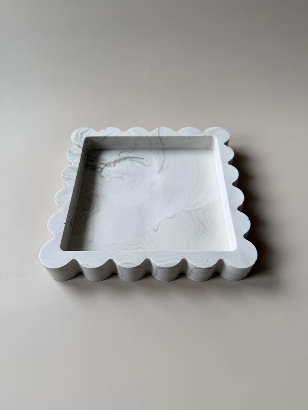 Bandeja Cuadrada con Borde Ondulado | Bandeja para Joyas | Vaciabolsillos | Decoración Minimalista