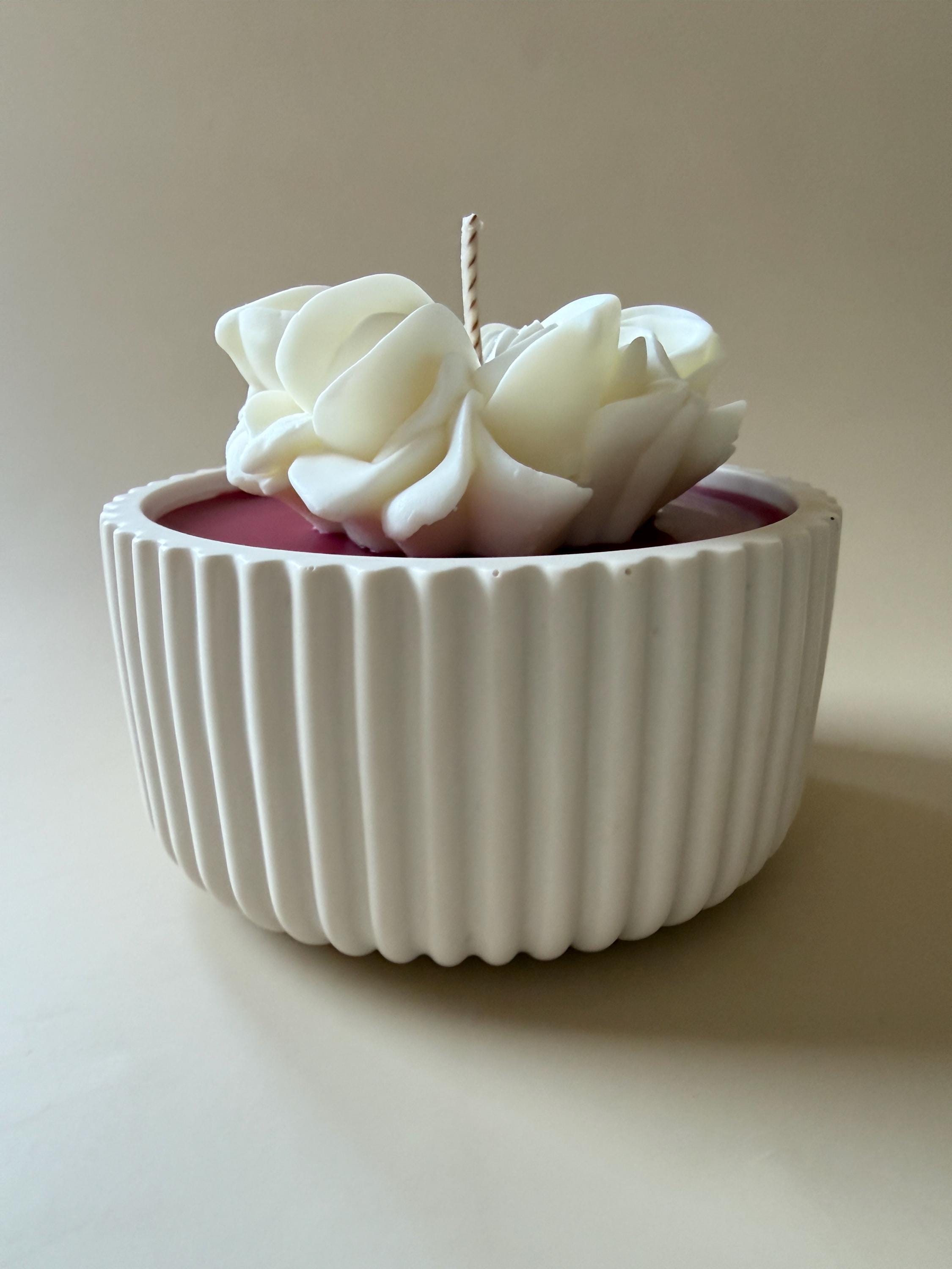 Vela Floral en Vaso de Jesmonite | Vela de Cera de Soja y Coco | Decoración Minimalista