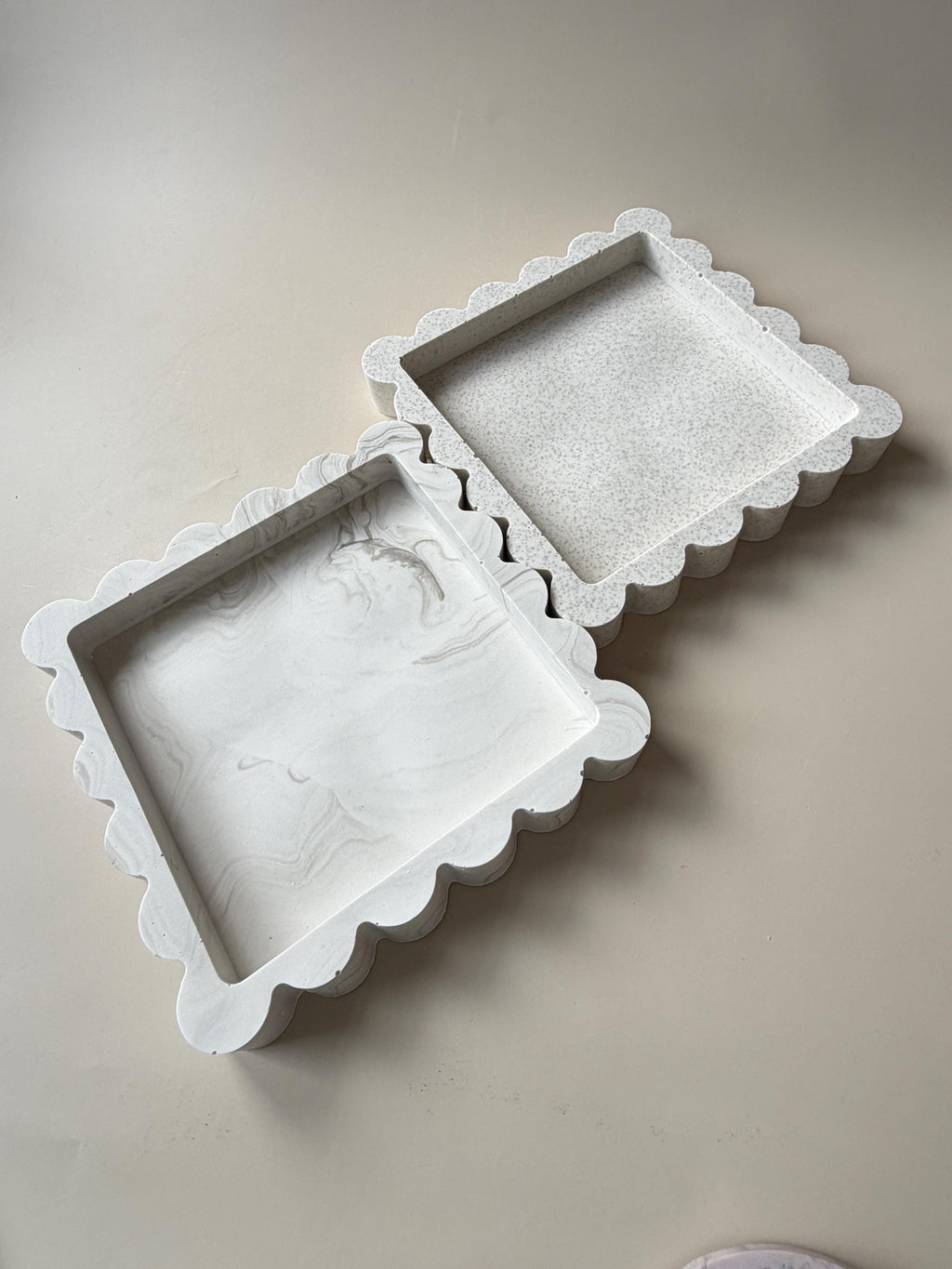 Bandeja Cuadrada con Borde Ondulado | Bandeja para Joyas | Vaciabolsillos | Decoración Minimalista