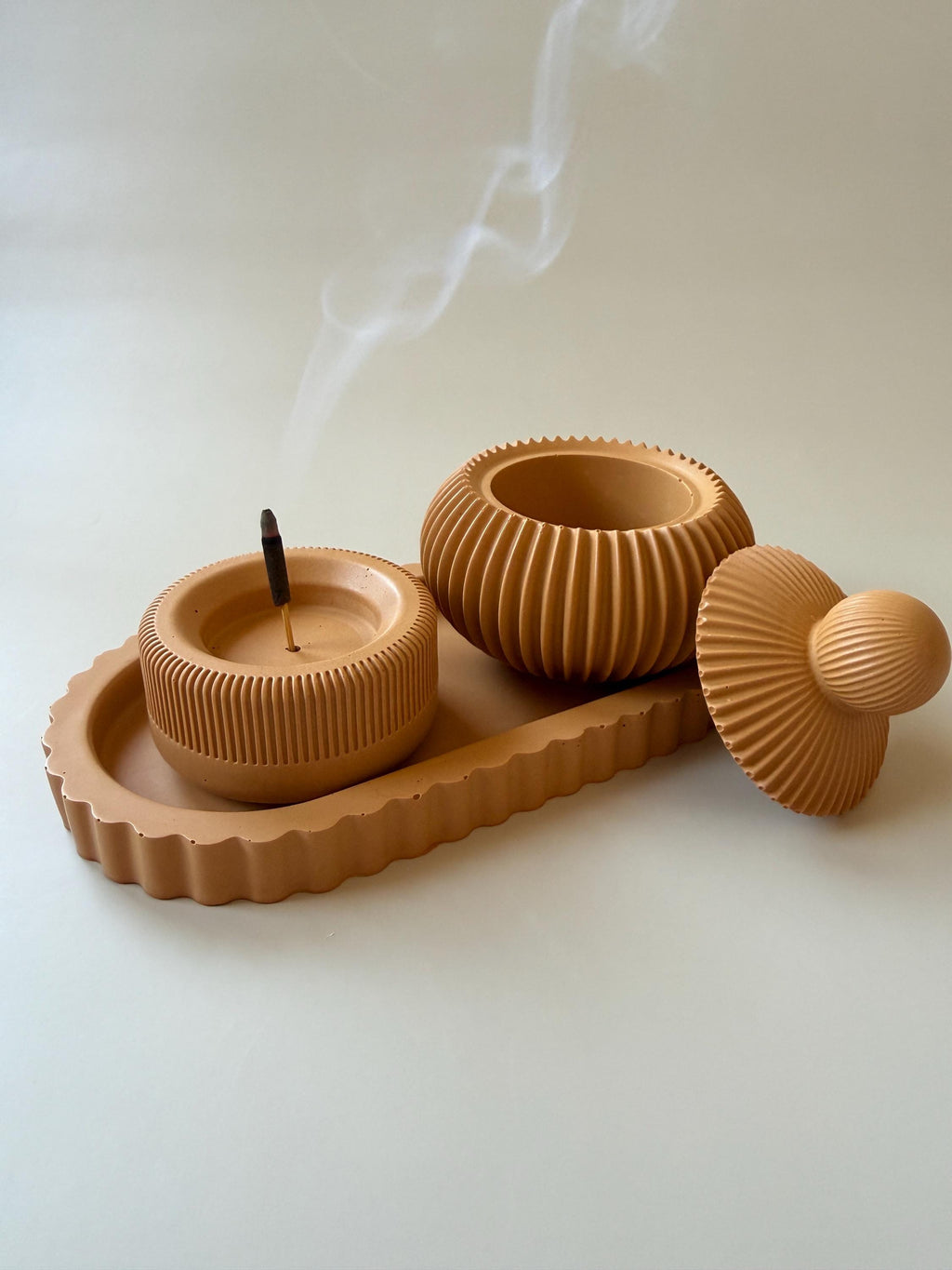 Set Ritual Cedar de Jesmonite | Bandeja, Porta Incienso y Bombonera Acanalada | Decoración Minimalista