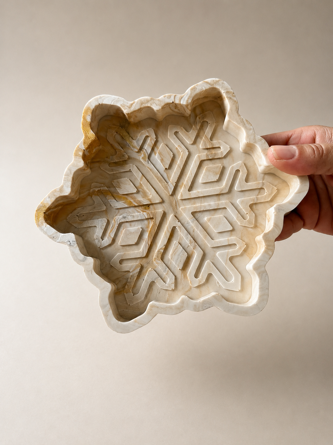 NIVAL | Handgefertigtes Jesmonite-Tablett in Schneeflockenform