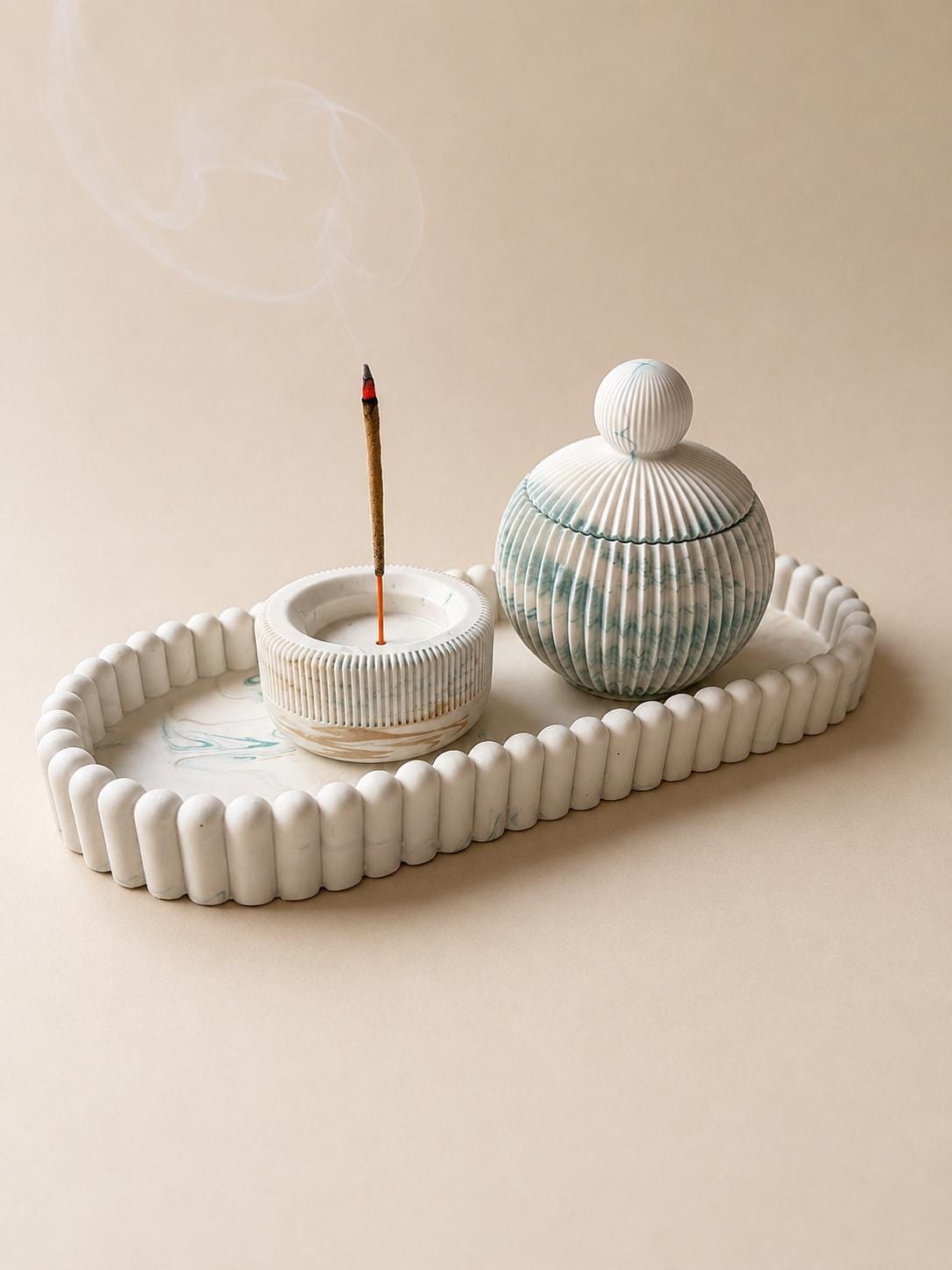 Set decorativo artesanal Salina de Jesmonite con bandeja, porta incienso y caja en acabado mate