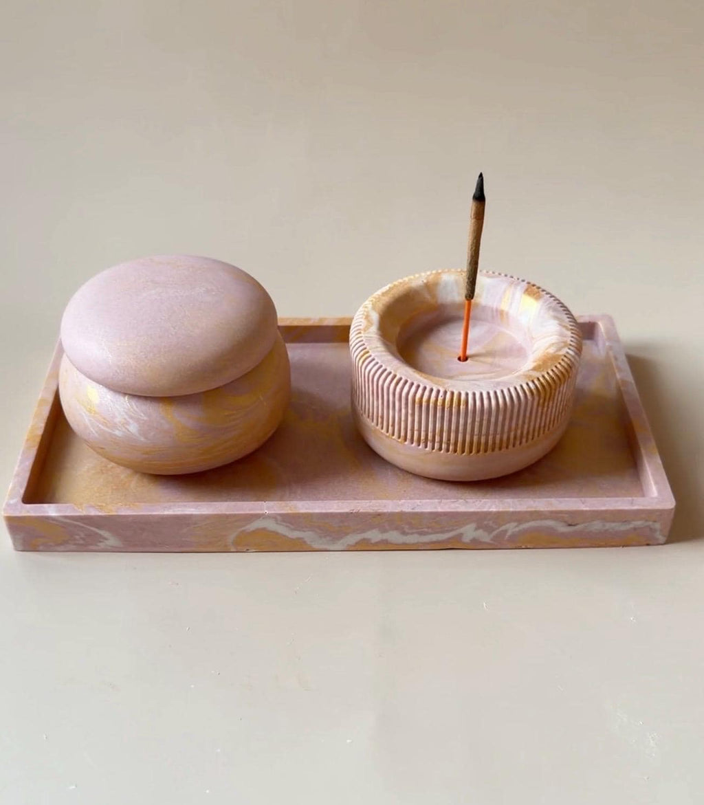Set decorativo artesanal Lúa con efecto mármol en bandeja, porta incienso y bombonera