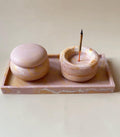 Set decorativo artesanal Lúa con efecto mármol en bandeja, porta incienso y bombonera
