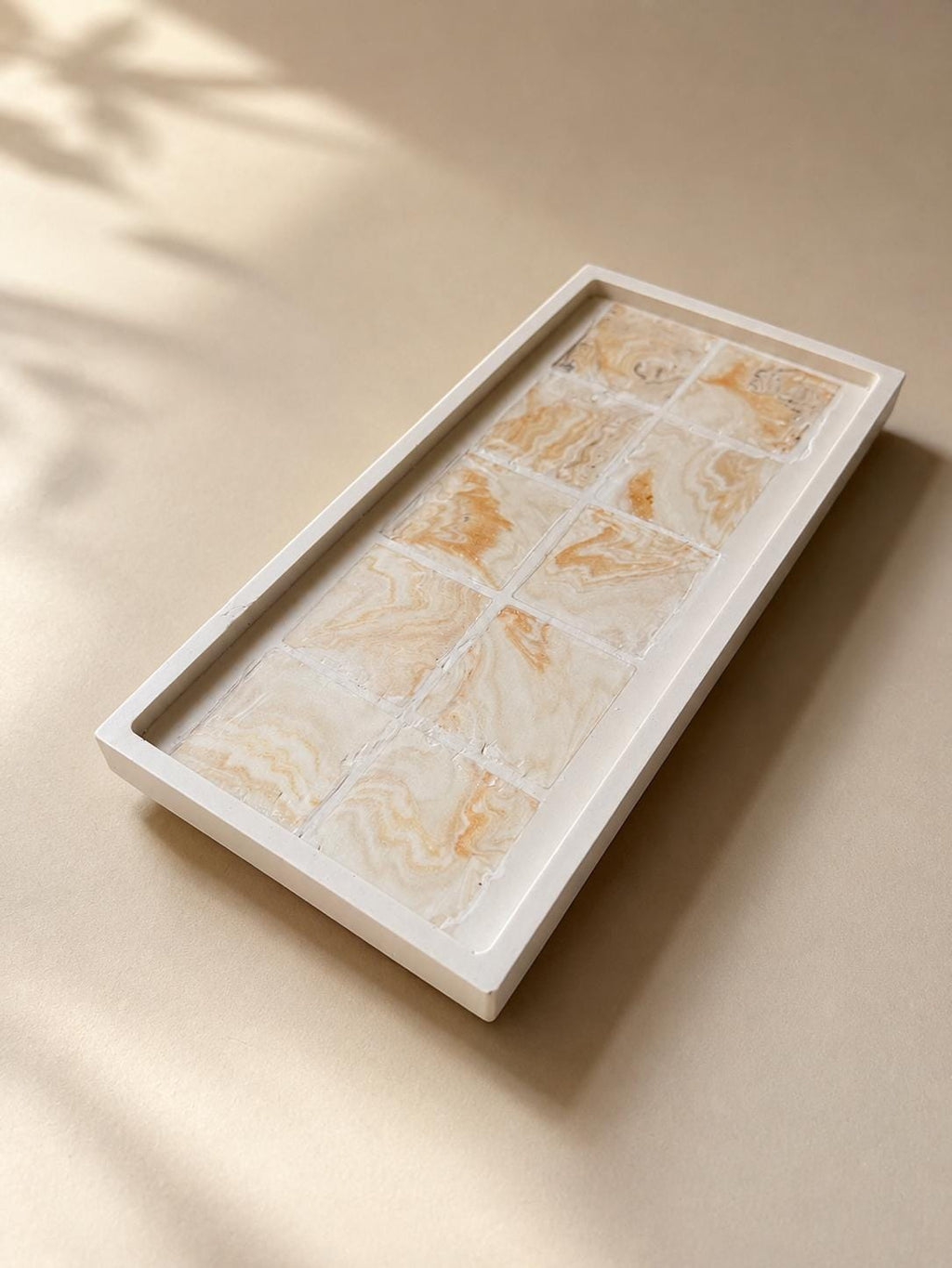 Bandeja rectangular decorativa artesanal con mosaico marmolado en tonos cálidos