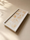Bandeja rectangular decorativa artesanal con mosaico marmolado en tonos cálidos
