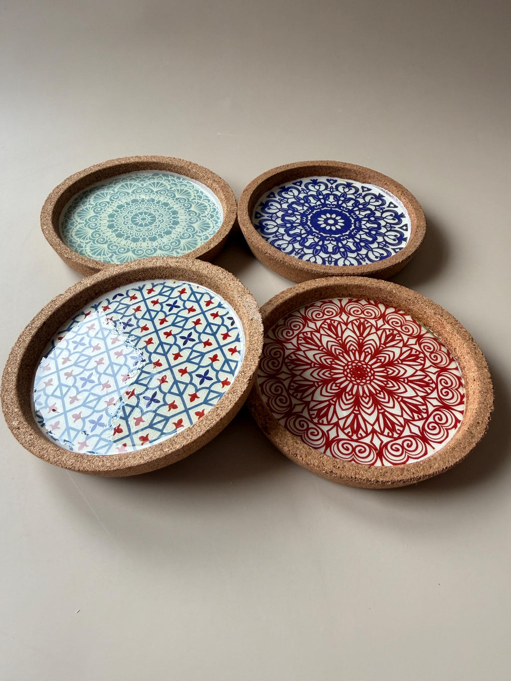 Rilo | Set aus 4 Untersetzern aus Mineralharz und Kork mit Mosaik