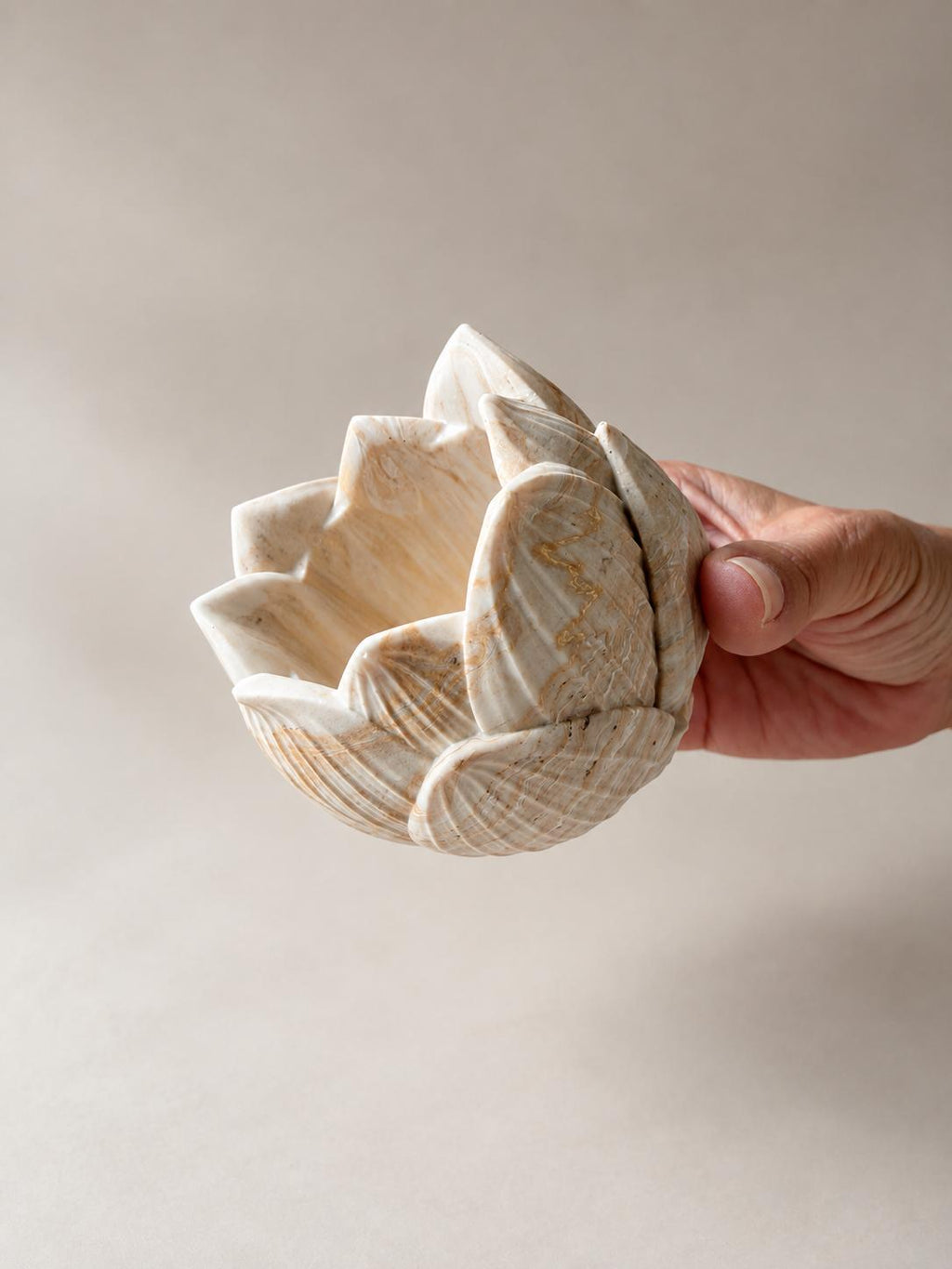REN | Handgefertigte dekorative Schale aus Jesmonite in Lotusblütenform