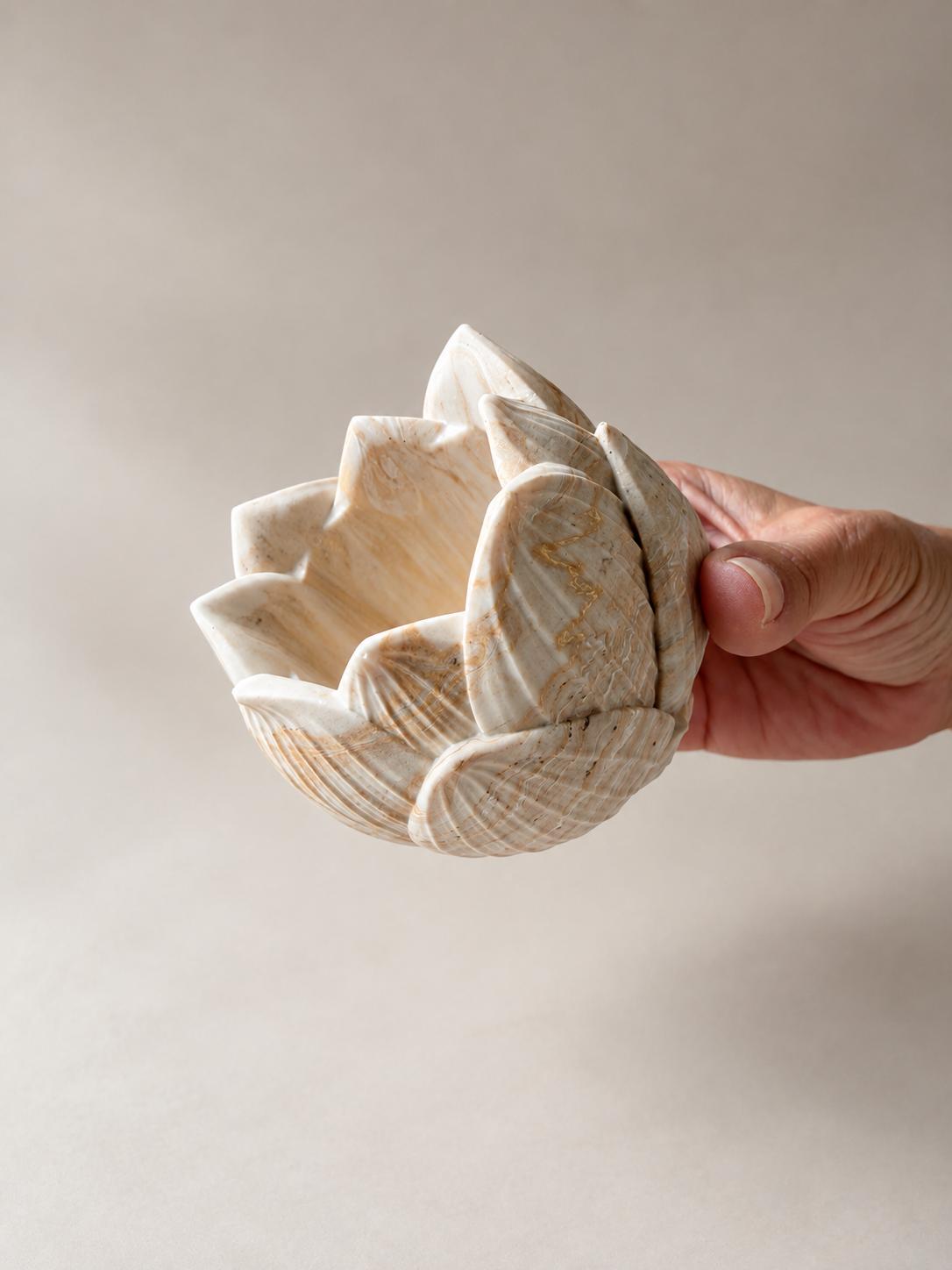 REN | Handgefertigte dekorative Schale aus Jesmonite in Lotusblütenform