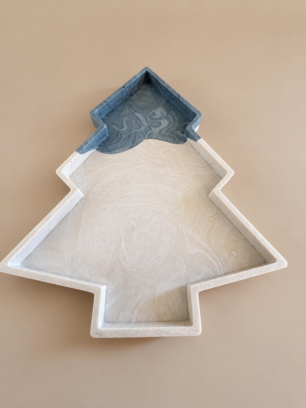 KERST BLUE | Bandeja de Jesmonite con forma de árbol de Navidad