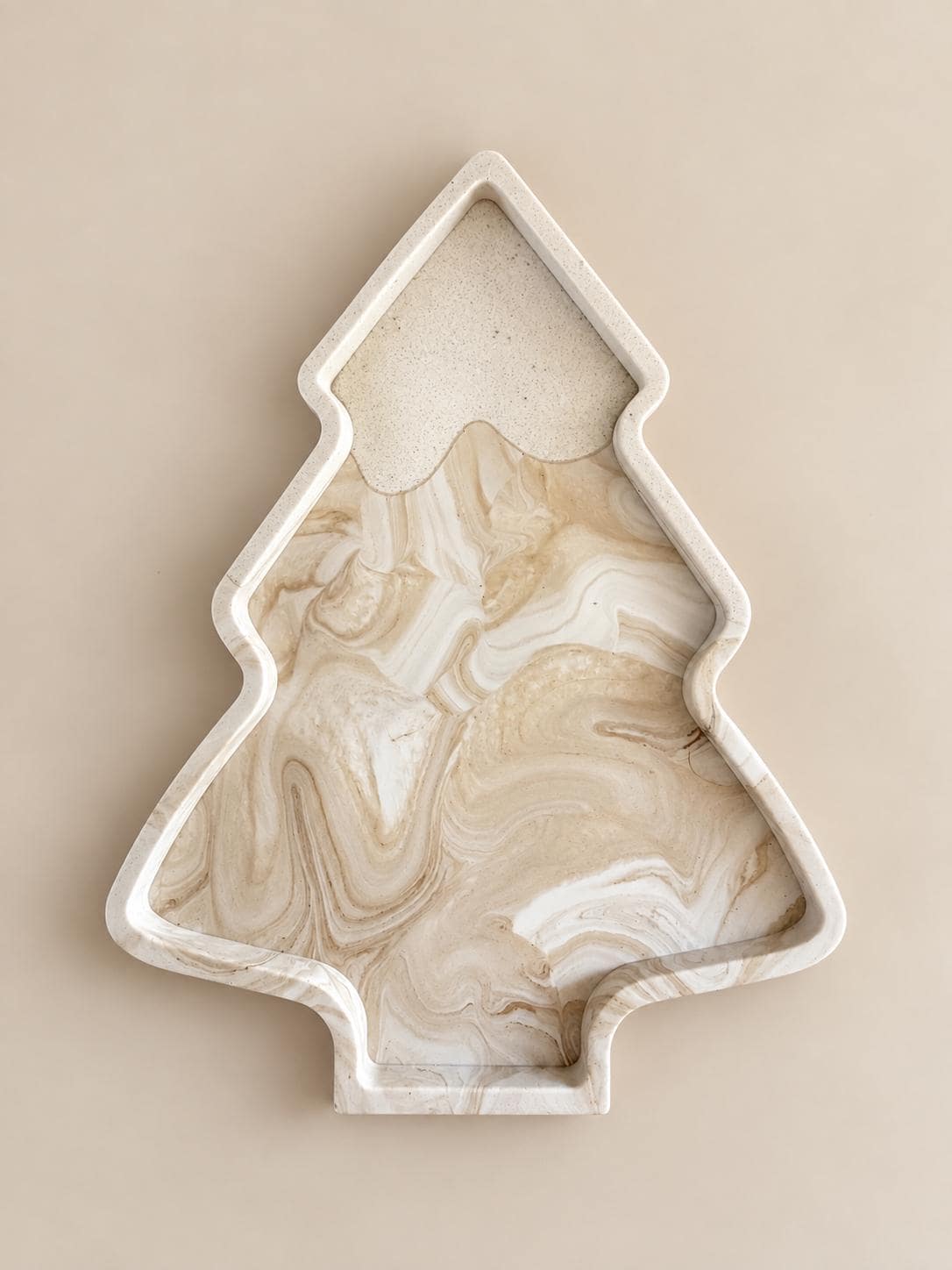 KERST | Handgefertigtes Jesmonite-Tablett in Tannenbaumform